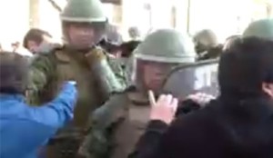 Carabinero lanzó al suelo a una niña que participaba en las protestas de este jueves. (Foto: teleSUR)