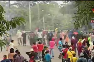 Las fuerzas policiales arremetieron contra los manifestantes, denuncian campesinos. (Foto: teleSUR)