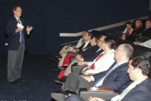  Yosef Abramowitz durante la conferencia, ayer en Blue Mall.