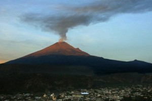 Volcán Popocatépetl mantiene alerta a habitantes de Ciudad de México. (Foto: La Jornada)