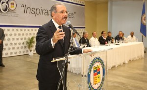 El presidente Danilo Medina se dirige a los presentes durante el inicio del año escolar en San Cristóbal