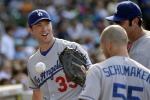 Chris Capuano, abridor de los Dodgers de Los Angeles, sonríe a volver a la cueva con sus compañeros, en el juego del sábado 3 de agosto de 2013, frente a los Cachorros de Chicago. (AP ) -