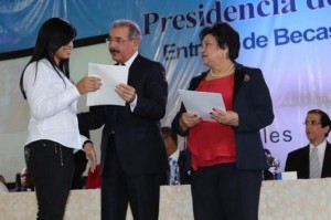 Danilo Medina entrega becas