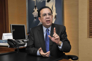 Héctor Valdez Albizu, gobernador del Banco Central. 