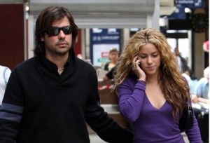 Shakira y Antonio de la Rua (Archivo)