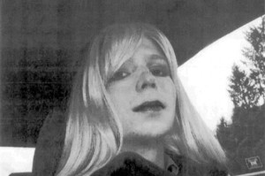 Bradley Manning con peluca y labial.