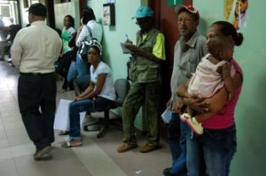 Pacientes. : Personas afectadas de síntomas de dengue o virus gripal esperan que les atiendan en un hospital. 