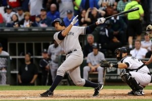 NUEVA YORK (AP) — El regreso de Alex Rodríguez tuvo un impacto inmediato para los Yanquis de Nueva York... en la cadena televisiva del equipo. El primer partido de Grandes Ligas de A-Rod desde octubre le proporcionó al canal YES Network su mayor índice de audiencia en lo que va de año para un juego de los Yanquis, aun cuando Nueva York perdió 8-1 ante los Medias Blancas de Chicago el lunes por la noche. YES dijo el martes que el partido tuvo un índice de audiencia de 4,34 y promedió 393.000 espectadores. El máximo previo fue de 4,16 para el partido del 27 de mayo, en el que los Yanquis perdieron 2-1 ante los Mets de Nueva York. La mayor cantidad de televidentes se congregaron alrededor del momento de su primer turno al bate: entre las 8:30 y las 8:45 p.m. (hora del este) el índice de audiencia fue de 8,22, con 756.000 espectadores. Previamente el lunes, Grandes Ligas suspendió a Rodríguez por 211 partidos, hasta la temporada de 2014, por haber violado su reglamento antidopaje y su contrato laboral. La suspensión comienza el jueves, pero Rodríguez puede jugar hasta que un juez decida sobre su apelación. Rodríguez, tres veces elegido jugador más valioso de la Liga Americana, regresaba de una cirugía de cadera a la que se sometió en enero. - See more at: http://www.elcaribe.com.do/2013/08/06/regreso-rod-impulsa-ratings-los-yanquis#sthash.bmzAhBlW.dpuf