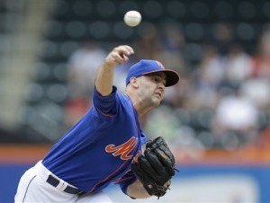 El pitcher de los Mets de Nueva York, Dillon Gee, lanza contra los Rockies de Colorado el jueves, 8 de agosto de 2013, en Nueva York. (AP Photo/Kathy Willens) (AP ) - 
