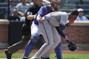 El jugador de los Bravos de Atlanta, Jason Heyward, derecha, reacciona tras recibir un pelotazo en la mandíbula en un partido contra los Mets de Nueva York el miércoles, 21 de agosto de 2013, en Nueva York. (AP 