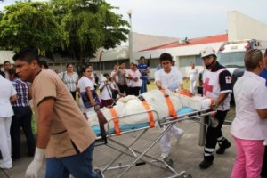 Socorristas de la Cruz Roja mexicana apoyan a médicos a evacuar pacientes hoy del hospital Donato G. Alarcón