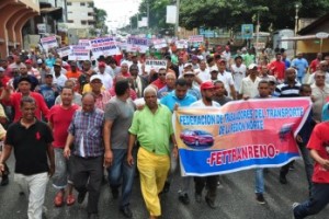 Los chofers exigen rebaja de los precios de los combustibles (Aneudy Tavarez)