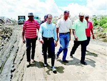 El alcalde Juan de Los Santos, calzado con botas de goma ayer en el vertedero de Duquesa.