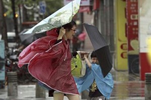 Autoridades chinas emitieron alerta roja, el nivel más alto, por la llegada del tifón Usagui. (Foto: AP)