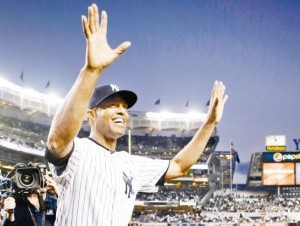 Mariano Rivera se despide de los miles de fanáticos que acudieron al Yankee Stadium a verlo lanzar por última ocasión con el equipo de los Yankees de Nueva York. (AP ) - See more at: http://www.elcaribe.com.do/2013/09/27/yankee-stadium-rinde-ante-mariano-pettitte-ultimo-juego#sthash.qK9jYX0k.dpuf