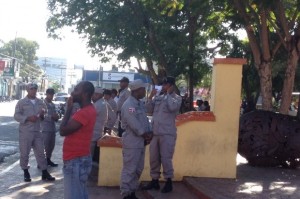 Vigilancia policial en la alcaldía de La Romana.