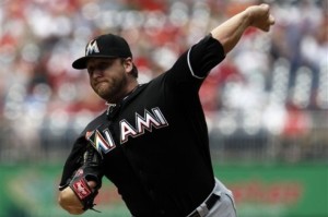 El pitcher de los Marlins de Miami, Mark Buehrle, lanza contra los Nacionales de Washington. 