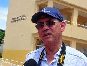 El ingeniero sismo-resistente Leonardo Reyes Madera en una escuela de la comunidad de Semana Santa, San Cristóbal. (Johnny Rotestán) 