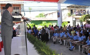 El ministro de Educación, Carlos Amarante Bare, se dirige a estudiantes de la escuela Salomé Ureña, en el barrio Capotillo