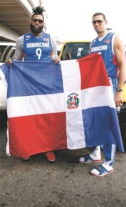 Jack Michael Martínez y Francisco García posan para HOY con la bandera nacional a su llegada ayer a RD