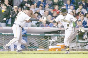 Starling Marte celebra su jonrón con el coach de tercera Nick Leyva. (AP ) 