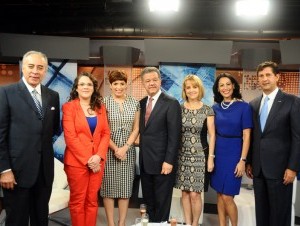 Félix M. García C., presidente de Editora del Caribe, María Isabel Soldevila, Claudia Castaños, el expresidente Leonel Fernández, Nuria Piera, Lilith Lebrón y Manuel Estrella, vicepresidente y tesorero de Editora del Caribe. (Edward Roustand) 