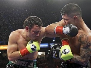 Julio César Chávez Jr. intercambia golpes con Brian Vera en el 10mo y último asalto de su encuentro de boxeo disputado. (AP ) 