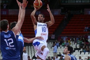 Ramón Feldeine (uniforme blanco) del equipo de República Dominicana, durante el enfrentamiento con Argentina (imagen cortesía de www.fibaamericas.com)