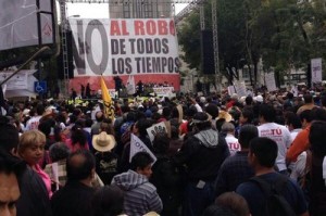 Miles de méxicanos marchan en contra de la reforma energética. (Foto: @jenarovillasmil)