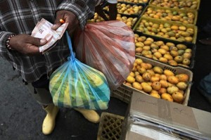 Los venezolanos que cobran sueldo mínimo podrán cobrar ahora 2 mil 702,73 bolívares, casi 430 dólares por mes. (Foto: Archivo)