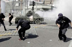 Bombas lacrimógenas disperaron la manifestación en el centro de Santiago. (Foto: AFP)