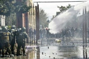 Los carabineros utilizaron agua con químicos y agua para reprimir a los manifestantes. (Foto: AFP)