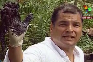 "Meto la mano en el pantano y sale manchada de petróleo, imaginense el daño ambiental", expresó Rafael Correa. (Foto: teleSUR)
