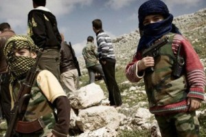 Un grupo de niños son secuestrados por los grupos armados para luchar contra el gobierno de Bashar Al-Assad (Foto:Archivo)