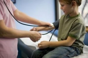 Los niños corren mayor riesgo de sufrir hipertensión en comparación con las niñas, revela un nuevo estudio. (Foto: Archivo)