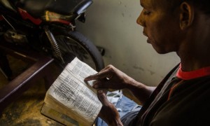 Ramón Evangelista, quien reside en Fantino y se alfabetizó en el Centro Penitenciario Palo Hincado de Cotuí, pasó de cumplir su condena a leer la Biblia en la iglesia todos domingos.