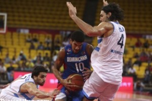 James Feldeine se dirige hacia el canasto ante la defensa de Luis Scola.