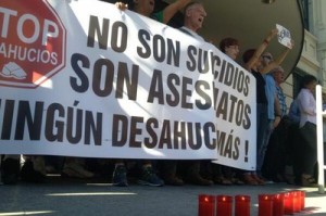 Este martes varias decenas de madrileños protestaron por los desahucios que han causado el suicidio de varias personas. (Foto: @HsalasteleSUR)