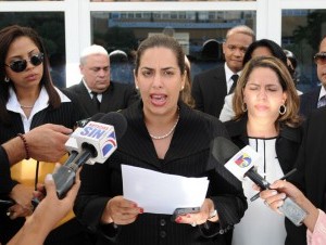 Rosanna Isabel Vásquez Febrillet, de la Asociación de Jueces Dominicanos por la Democracia (Judemo), leyó la proclama de los jueces. (Romelio Montero) - 
