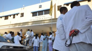 Médicos mientras protestaban frente a uno de los 137 hospitales públicos del país. 