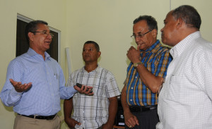 Antonio López, director del FEDA, durante su visita al Clúster del Aguacate Dominicano, en Cambita