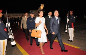 El presidente Danilo Medina tras llegar al país acompañado de su esposa.