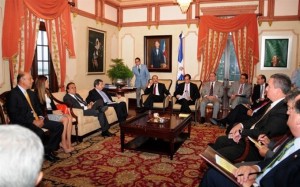 El presidente Danilo Medina reunido en el Palacio Nacional con 16 embajadores y representantes diplomáticos acreditados en el país, a los cuales explicó el Plan de Regulación de Extranjeros iniciado por la República Dominicana.