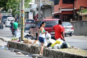 Moradores echan los desechos en el lugar, a pesar de que los camiones recolectores pasan todos los días - See more at: http://www.elcaribe.com.do/2013/10/25/basura-permanente-isleta-los-rios#sthash.LlfzheUw.dpuf