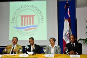 Los jueces del Tribunal Constitucional, Wilson Gómez y Hermógenes Acosta, estuvieron en La Vega para anunciar la conferencia “El Ciudadano en la Constitución Dominicana de 2010”, que dictará la magistrada Leyda Margarita Piña. -
