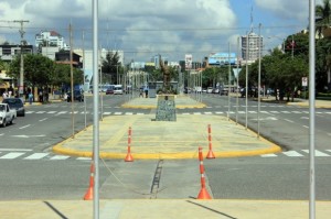 Agentes de la Autoridad Metropolitana de Transporte (Amet) impidieron el estacionamiento en la avenida Enrique Jiménez Moya, desde la Independencia hasta la calle Rafael Damirón o en la llamada “Bolita del Mundo. Ahora la fluidez del tránsito es más (Angel Vargas) 