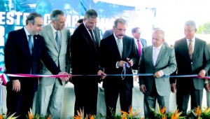 El presidente Danilo Medina corta la cinta que inaugura el hospital y la carretera Arroyo al Medio- Nagua. Nelson Álvarez.