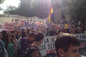 Miles de estudiantes españoles continúan en las calles en segundo día de huelga estudiantil. (Foto: @HsalasteleSUR)