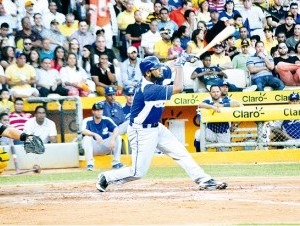 Yamaico Navarro disparó un doble que impulsó la segunda carrera de los azules en el sexto episodio. (Ricardo Flete) 