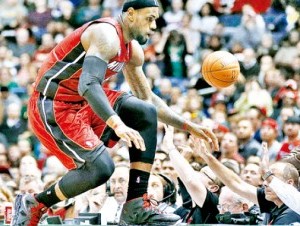 LeBron James tuvo su mejor actuación de la temporada con los Heat. (AP )